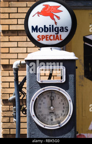 Lweoll, AZ, Stati Uniti d'America / Luglio 12, 2016: vista ravvicinata di una storica pompa carburante a un abndoned stazione di gas nel deserto dell'Arizona in una vecchia miniera città fantasma Foto Stock