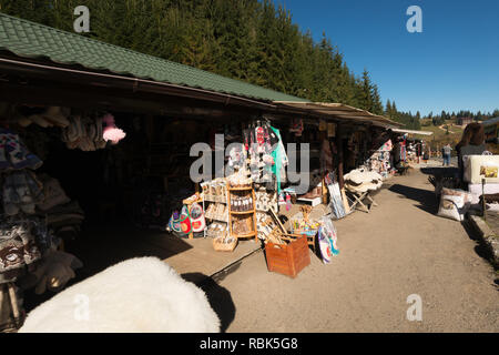 Un mercato locale con souvenir, Ucraina Occidentale Foto Stock