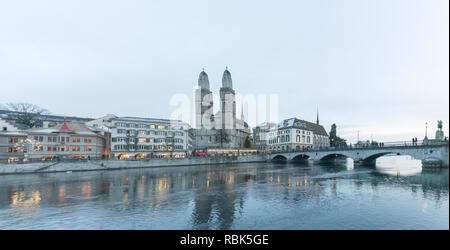 Zurigo, ZH / Svizzera - Gennaio 4, 2019: molte persone attraversando un ponte sopra la Limmat sul loro modo alla cattedrale Grossmuenster a Zurigo su un c Foto Stock