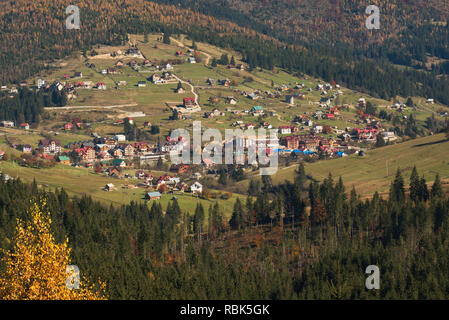 Una vista da sopra di un villaggio in autunno, Ivano-Frankivsk, Oblast di Ucraina Foto Stock