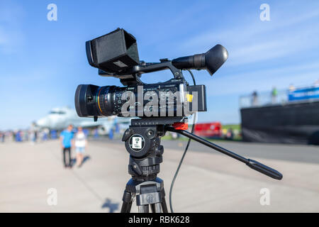 Berlino / Germania - 28 Aprile 2018: Sony XDCAM telecamera cinematografica si erge su un cavalletto a Berlino Air show Foto Stock