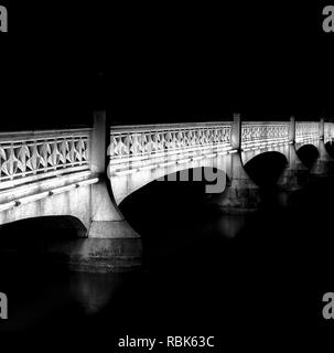 Zurigo, ZH / Svizzera - Gennaio 4, 2019: vista notturna del ponte Rudolf-Brun nel centro cittadino di Zurigo in inverno Foto Stock