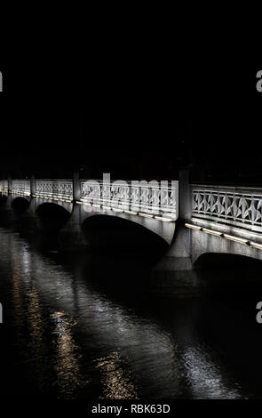 Zurigo, ZH / Svizzera - Gennaio 4, 2019: vista notturna del ponte Rudolf-Brun nel centro cittadino di Zurigo in inverno Foto Stock