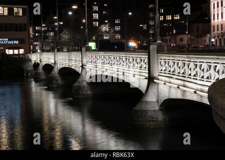 Zurigo, ZH / Svizzera - Gennaio 4, 2019: vista notturna del ponte Rudolf-Brun nel centro cittadino di Zurigo in inverno Foto Stock