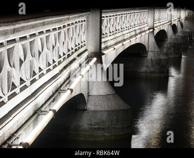 Zurigo, ZH / Svizzera - Gennaio 4, 2019: vista notturna del ponte Rudolf-Brun nel centro cittadino di Zurigo in inverno Foto Stock