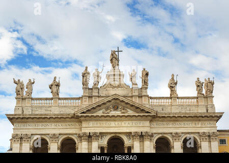 Particolare della facciata con le statue sul tetto della Basilica di San Giovanni in Laterano a Roma. Italia Foto Stock