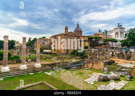 Rovine del Foro Romano. Curia Julia, colonne Romane e la chiesa dei Santi Luca e Martina a Roma. Italia Foto Stock