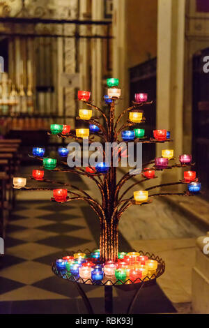 Le candele per la preghiera nella chiesa della Santissima Trinità dei Monti di Roma. Italia Foto Stock