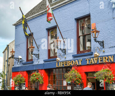 TENBY, Pembrokeshire, Galles - Agosto 2018: vista esterna della scialuppa di salvataggio taverna casa pubblica nel centro della cittadina di Tenby, West Wales. Foto Stock