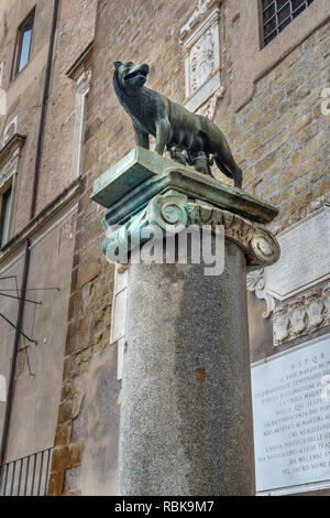 Copia del Campidoglio statua Wolf sul pilastro nell'angolo nord del Palazzo Senatorio a Roma. Italia Foto Stock