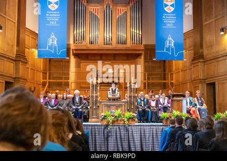 Preside e vicerettore del Professor Sally Mapstone presiedere il giugno 2018 Cerimonia di laurea di St Andrews University in giovani Hall Foto Stock