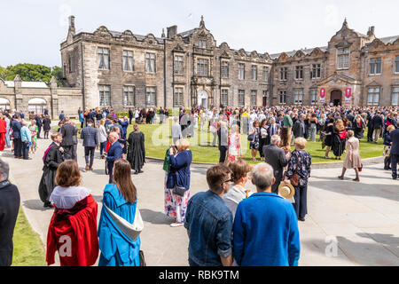 Gli studenti, amici e famiglie per celebrare il giorno di graduazione nel giugno 2018 in St Salvators Quad, St Andrews University, Fife, Scozia UK Foto Stock