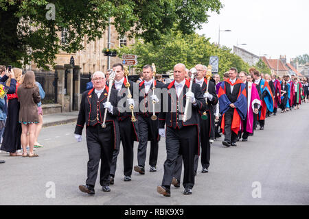 Mazzieri (il capo è il Bedelis) che conduce la processione per St Andrews University il giorno di graduazione nel giugno 2018 giù North Street a St Salvators Foto Stock