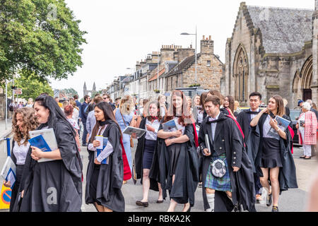 Laureati presso la St Andrews University che si recano a St Salvators Quad il giorno della laurea nel giugno 2018, St Andrews, Fife, Scozia, Regno Unito Foto Stock