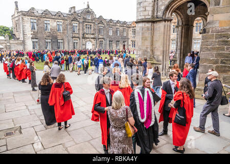 Gli studenti, amici e famiglie per celebrare il giorno di graduazione nel giugno 2018 in St Salvators Quad, St Andrews University, Fife, Scozia UK Foto Stock