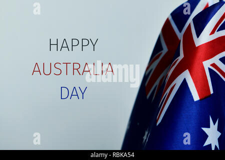 Primo piano di alcuni flag australiano e il testo happy australia giornata contro un sfondo bianco Foto Stock