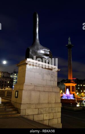 Scultura in bronzo "davvero buono" di David Shrigley sul quarto zoccolo in Trafalgar Square con Nelson la colonna a destra, Londra, Regno Unito. Foto Stock