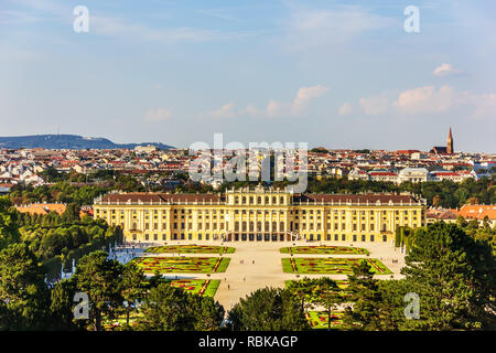 Palazzo di Schonbrunn a Vienna, in piena vista aerea. Foto Stock