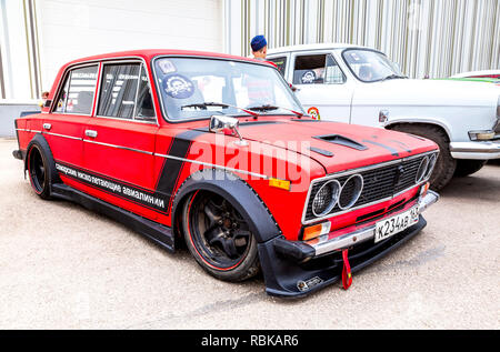 Samara, Russia - 19 Maggio 2018: annata automobilistica russa Lada-2106 presso la parata delle vecchie auto e motor show Foto Stock