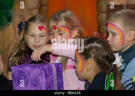 La Bielorussia, Gomel, 13 ottobre 2018. Vacanze in città. I bambini del padiglione. I bambini stanno prendendo in considerazione una confezione regalo Foto Stock