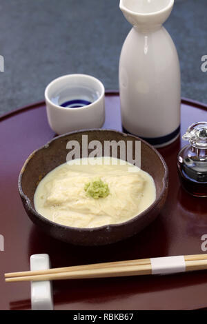 Yuba (tofu pelle) sashimi, giapponese cibo vegetariano / pelle di tofu è rendere scorrendo la pelle off latte di soia caldo. Foto Stock