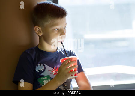 La Bielorussia, Gomel, 13 ottobre 2018. Vacanze in città. I bambini del padiglione.Boy teen beve coca cola Foto Stock