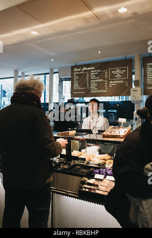 London, Regno Unito - 5 Gennaio 2018: Le persone presso la cassa all'interno di Pret a Manger, un popolare internazionale sandwich shop catena che è basato nel Regno Unito e ha approxi Foto Stock
