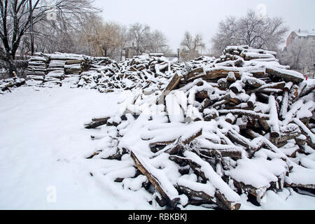 Legna da ardere in un inverno che di magazzino coperto di neve. Foto Stock