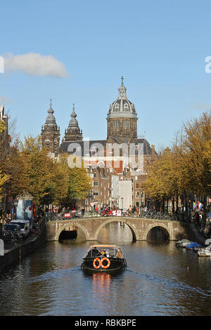 La Basilica di San Nicola si trova nel vecchio quartiere del centro di Amsterdam, Paesi Bassi, molto vicino ad Amsterdam la principale stazione ferroviaria. È la città principale della chiesa cattolica romana. Foto Stock