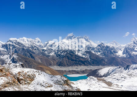 Vista da Gokyo Ri di Gokyo lake, Ngozumpa glacier e una gamma di Himalayan 8000m i vertici - Mount Everest, Lohtse e Makalu Foto Stock