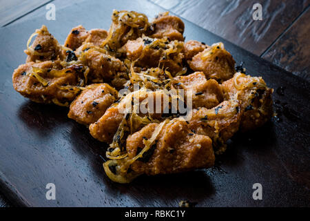 Bagno turco Sikma Kofte di bulgur polpette di carne con le cipolle caramellate / Fellah Bulghur Kofta sulla tavola di legno. I cibi tradizionali. Foto Stock