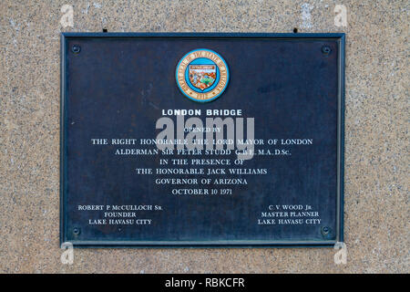 Lapide che ricorda "l'apertura' di London Bridge in Lake Havasu City nel 1971, western Arizona, Stati Uniti. Foto Stock