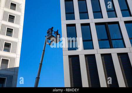 La nuova biblioteca della città di Stoccarda, in Europaviertel, facciata moderna, detergenti su un carrello elevatore, Germania Foto Stock