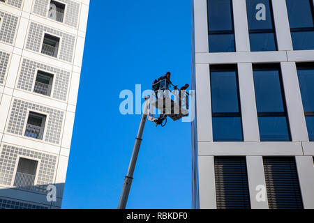 La nuova biblioteca della città di Stoccarda, in Europaviertel, facciata moderna, detergenti su un carrello elevatore, Germania Foto Stock