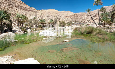 Vista di Wadi Bani Khalid - deserto dell'Oman - Sultanato di Oman Foto Stock