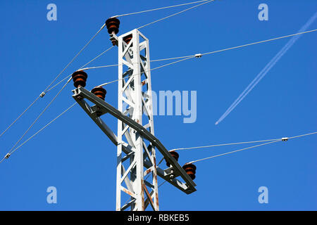 Composizione interessante con torre di elettricità, i collegamenti e le linee, vedendo il piano, contro mountain profondo cielo blu Foto Stock