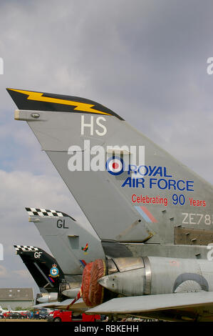 RAF, Royal Air Force Panavia Tornado F3 coda di aerei da caccia a reazione con schema del 90° anniversario. Festeggiamo i 90 anni della RAF Foto Stock