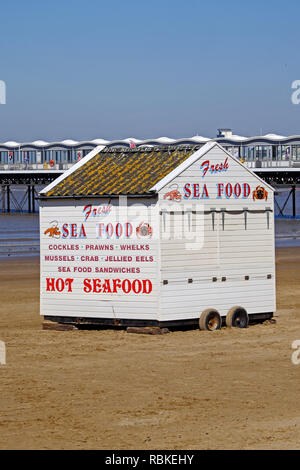 Una bancarella vendendo i frutti di mare sulla spiaggia di Weston-super-Mare, Regno Unito. Foto Stock