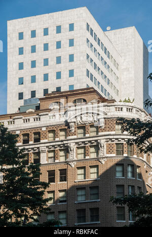 In un vecchio edificio di fronte a una più moderna in Seattle. Foto Stock