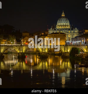 Città del Vaticano, Roma: San Pietro cupola di notte e la riflessione del ponte sul fiume Tevere Foto Stock