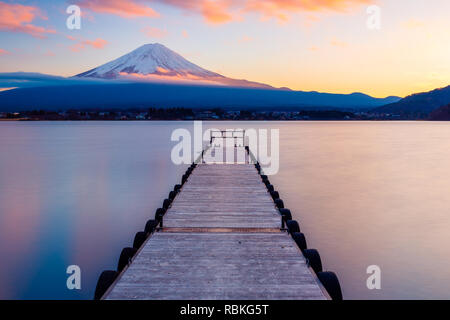 Mt. Fuji con un dock leader nel Lago Kawaguchi, Giappone Foto Stock