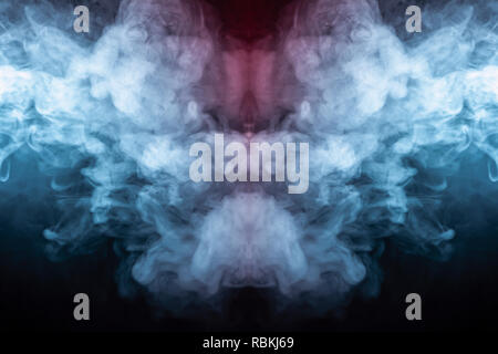 Colonne di isolato di traslucido, evaporando, vorticoso di fumo grigio, blu, viola su uno sfondo nero con onde creare un mistico silhouette. Foto Stock