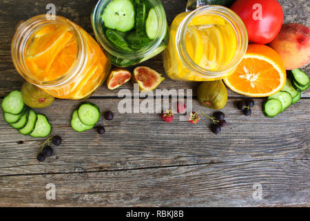 Diverse bevande, frutta e verdura su sfondo di legno. Vista dall'alto. Lay piatto. Foto Stock