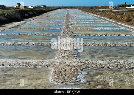 Mare per la produzione di sale, sale stagni di evaporazione con cristallizzato sale marino, Tavira, Algarve, PORTOGALLO Foto Stock