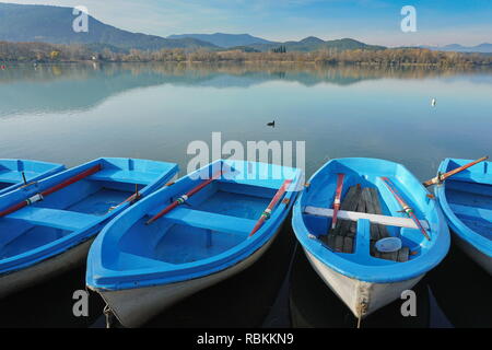 Il lago di Banyoles con piccole imbarcazioni in primo piano, provincia di Girona, in Catalogna, Spagna Foto Stock