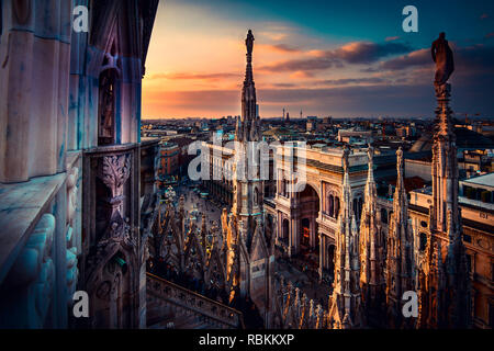 Bellissima vista al tramonto dal Duomo di Milano roof top - italiano trave destinazione - viaggio in Europa Foto Stock