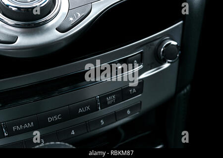 Auto di lusso all'interno. Interno del prestige auto moderna. Comodi posti a sedere in pelle. Nero in pelle traforata cockpit. Pulsanti del controllo multimediale in black leathe Foto Stock