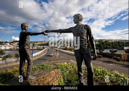 Le mani attraverso la divisione, Craigavon Bridge, Derry Foto Stock