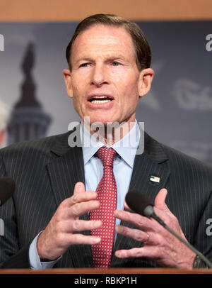 Stati Uniti il senatore Richard Blumenthal (Democratico del Connecticut) rende il commento in occasione di una conferenza stampa presso il Campidoglio US in Washington, DC annunciando un pacchetto democratica di tre fatture per essere introdotto nel senato degli Stati Uniti e noi Casa per controllare la prescrizione dei farmaci Prezzi su Giovedi, 10 gennaio 2019. Credito: Ron Sachs/CNP /MediaPunch Foto Stock