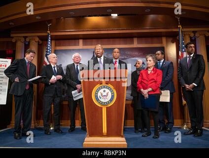 Rappresentante degli Stati Uniti Elia Cummings (Democratico del Maryland) rende il commento in occasione di una conferenza stampa presso il Campidoglio US in Washington, DC annunciando un pacchetto democratica di tre fatture per essere introdotto nel senato degli Stati Uniti e noi Casa per controllare la prescrizione dei farmaci Prezzi su Giovedi, 10 gennaio 2019. In piedi dietro rappresentante Cummings, da sinistra a destra: Senatore USA Richard Blumenthal (Democratico del Connecticut), rappresentante statunitense Peter Welch (Democratico del Vermont, USA il senatore Bernie Sanders (indipendente del Vermont, USA il senatore Cory Booker (Democratico di New Jersey), rappresentante statunitense Ilhan Oma Foto Stock